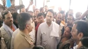 Raigarh News: सरपंच के खिलाफ अविश्वास प्रस्ताव पर बवाल, ग्रामीणों ने घेरा थाना, धरने पर बैठे उमेश पटेल